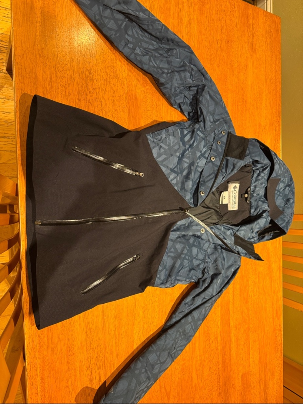 Columbia Blue Patterned and Black Hooded Ski Jacket - size small